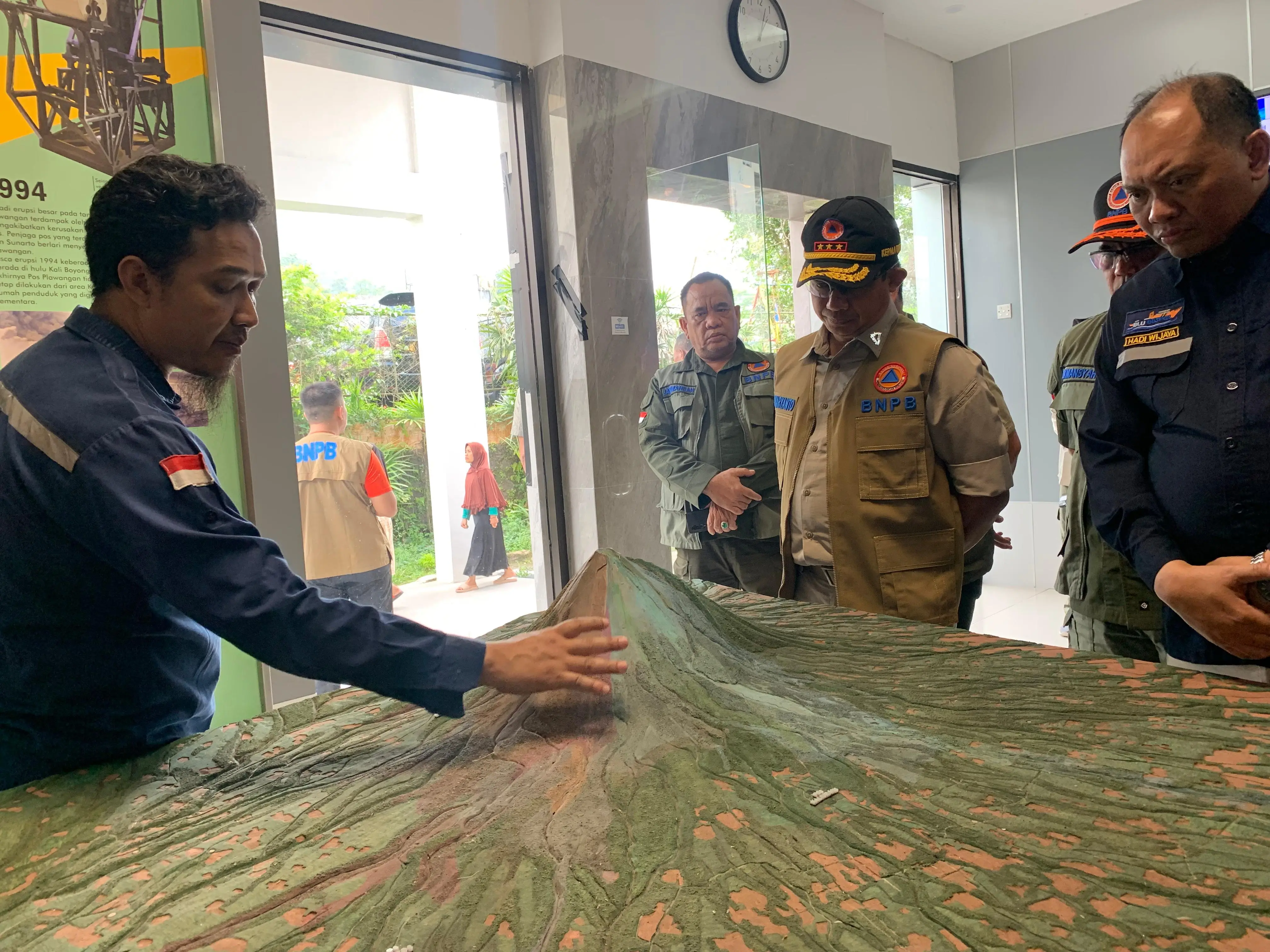 Tinjau Pos Pengamatan Gunung Merapi Kaliurang, Kepala BNPB Pastikan Situasi Aman